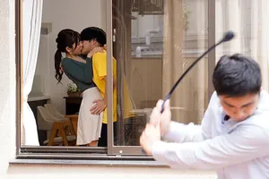 Cô gái tuyệt vời nhất đã quyến rũ tôi, anh ta trông thật dâm đãng.