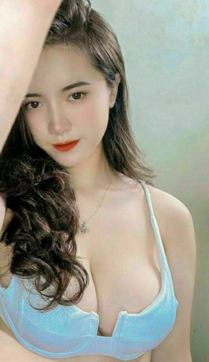Nữ sinh xấu hổ khi chụp ảnh tự sướng trước gương